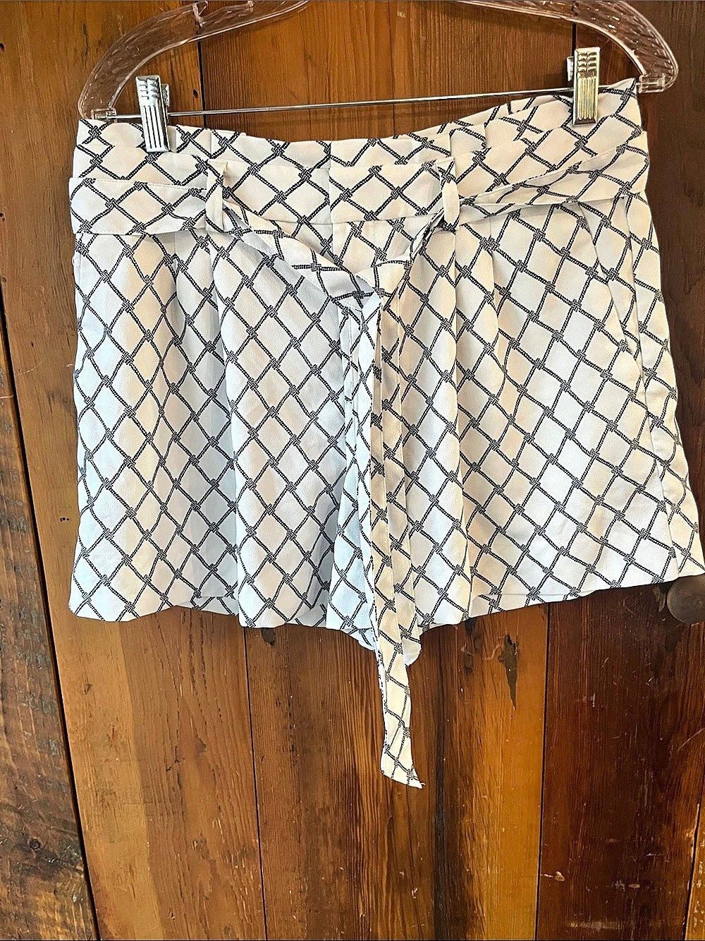 Banana Republic Geometric Shorts  in White & Black Size 8 Like New